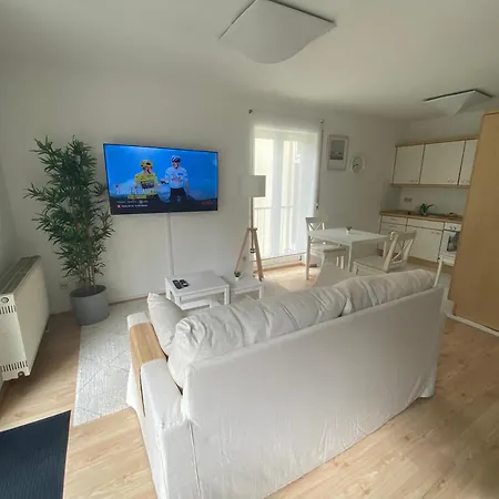 Stilvolles Mit Balkon, Kueche & Parkplatz - Zentrum Apartamento